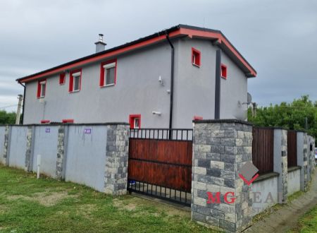 Investičná budova /dom/ v Komjaticiach