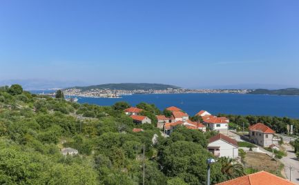 Trogir - Seget Donji - ponuka zariadených apartmánov s výhľadom na more