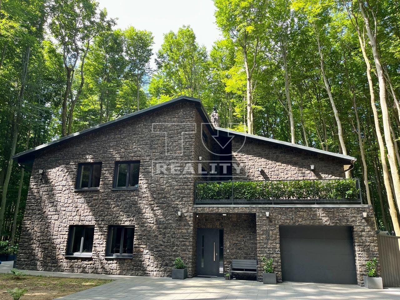 5-IZBOVÁ RODINNÁ VILA,MODRA-PIESOK,LOGGIE,TERASA,SAUNA,883m2