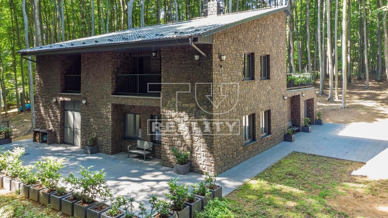 5-IZBOVÁ RODINNÁ VILA,MODRA-PIESOK,LOGGIE,TERASA,SAUNA,883m2