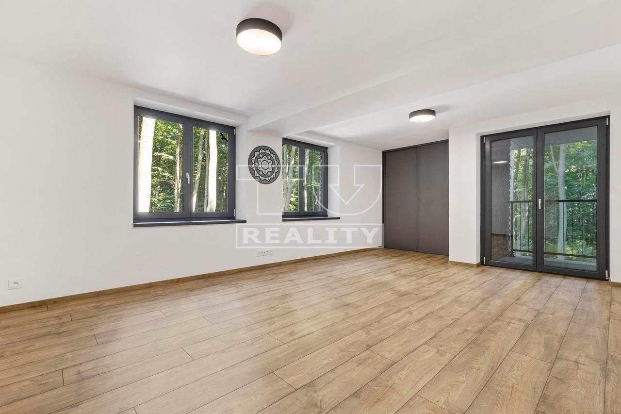 5-IZBOVÁ RODINNÁ VILA,MODRA-PIESOK,LOGGIE,TERASA,SAUNA,883m2