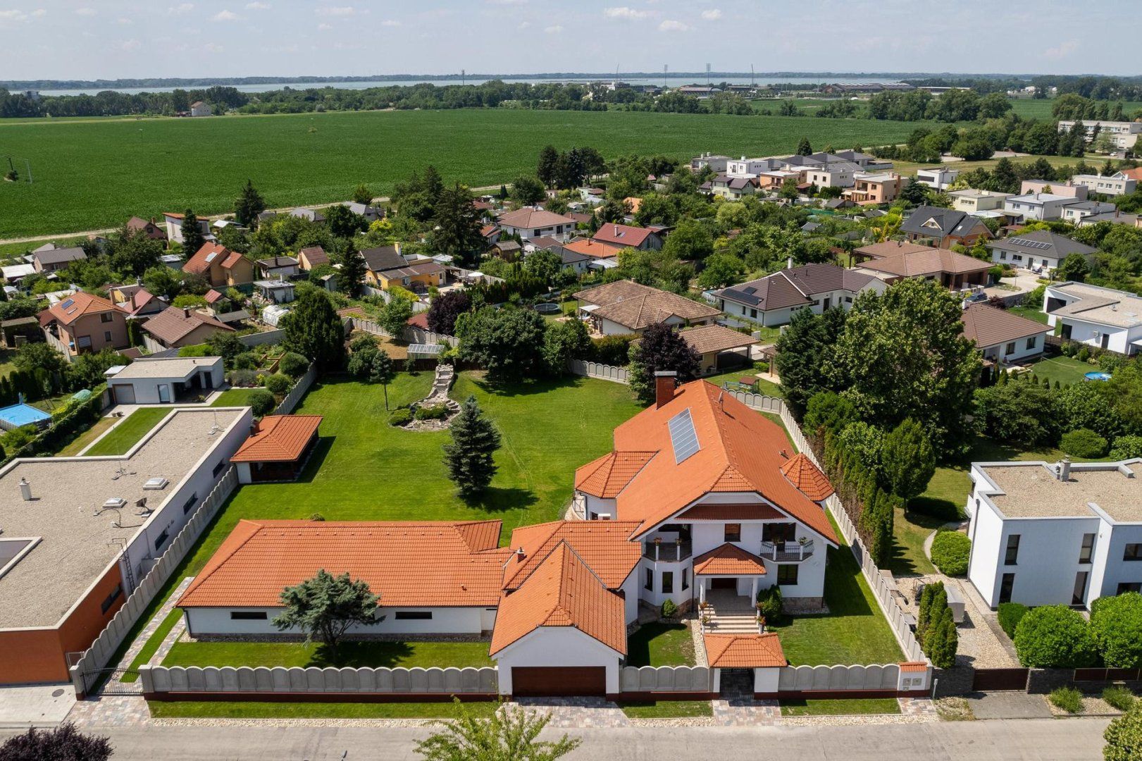 Luxusné rodinné sídlo s veľkým pozemkom a krytým bazénom v Šamoríne - VIDEO