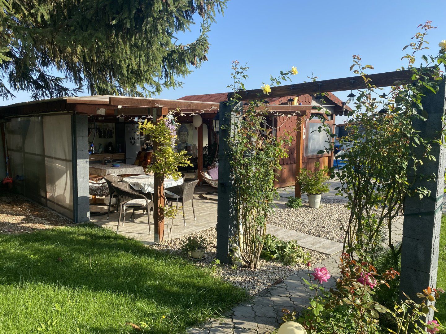 Na predaj krásny trojgeneračný rodinný dom s veľkou relaxačnou záhradou, s garážou - dvojgarážou  a bazénom v obci PADÁŇ