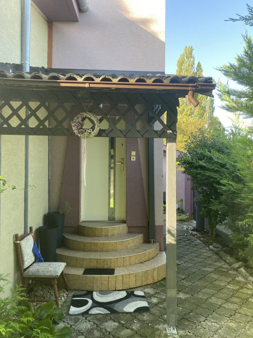 Na predaj krásny trojgeneračný rodinný dom s veľkou relaxačnou záhradou, s garážou - dvojgarážou  a bazénom v obci PADÁŇ