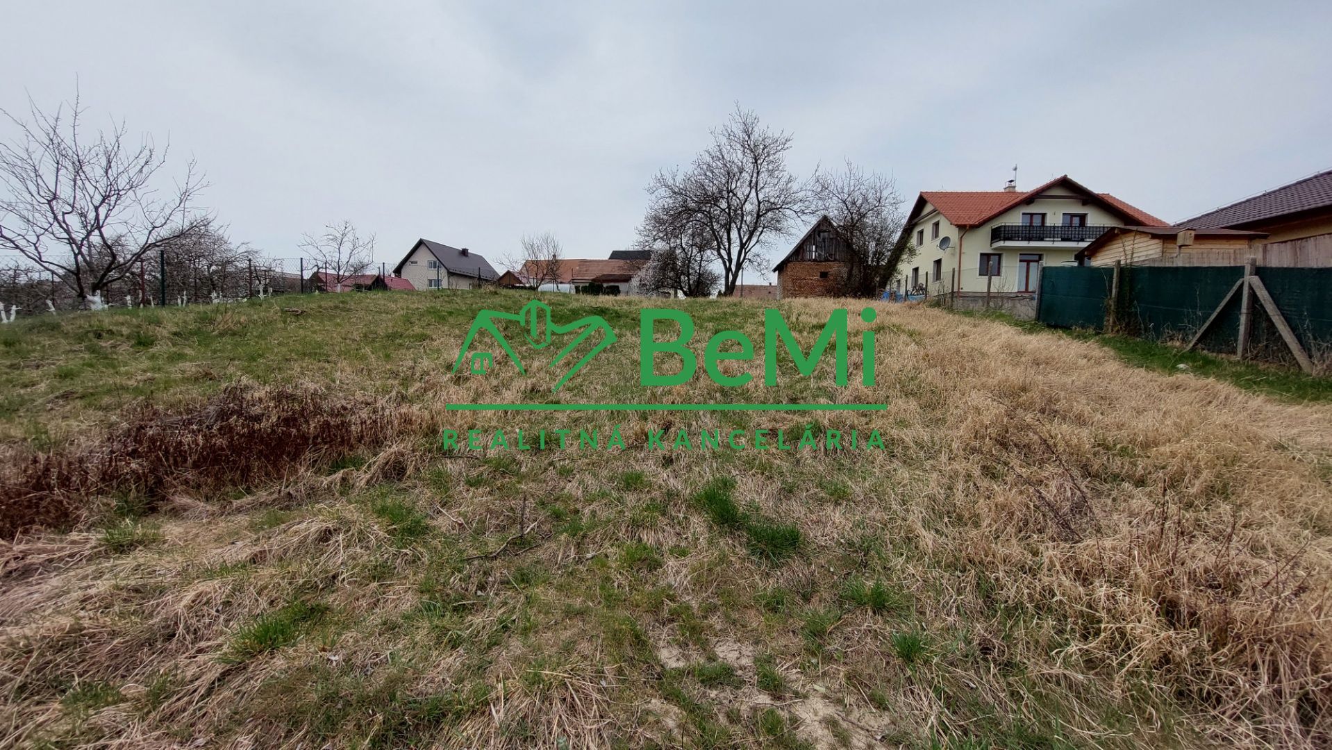 Exkluzívne na predaj stavebný pozemok v obci Rakovice