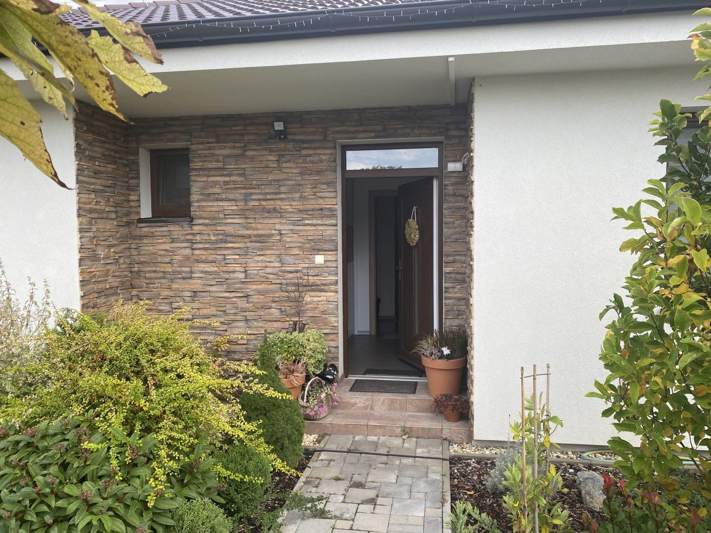 Na predaj NOVOSTAVBA: Nádherný jednopodlažný 4 izbový rodinný dom s veľkou priestrannou záhradou v obci Vydrany!!! Cena 259.500 EUR