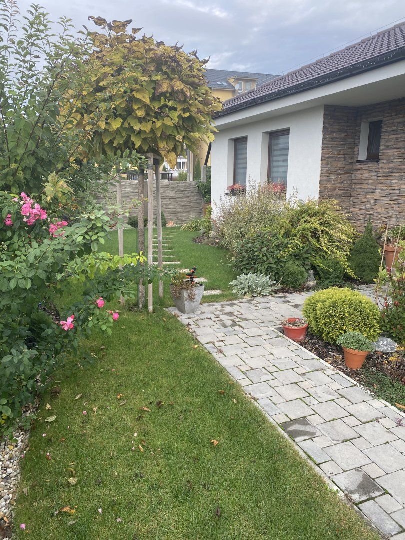 Na predaj NOVOSTAVBA: Nádherný jednopodlažný 4 izbový rodinný dom s veľkou priestrannou záhradou v obci Vydrany!!! Cena 259.500 EUR