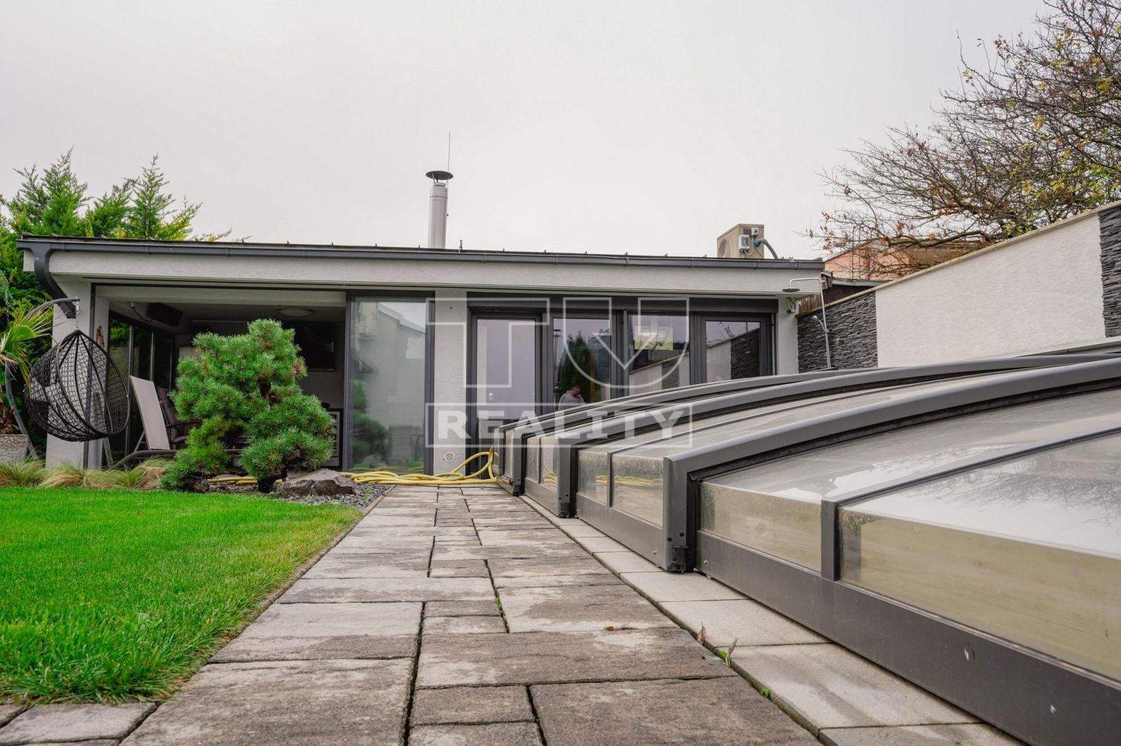 TUreality ponúka na predaj hypermoderný dom v tichom prostredí s bazénom a saunami