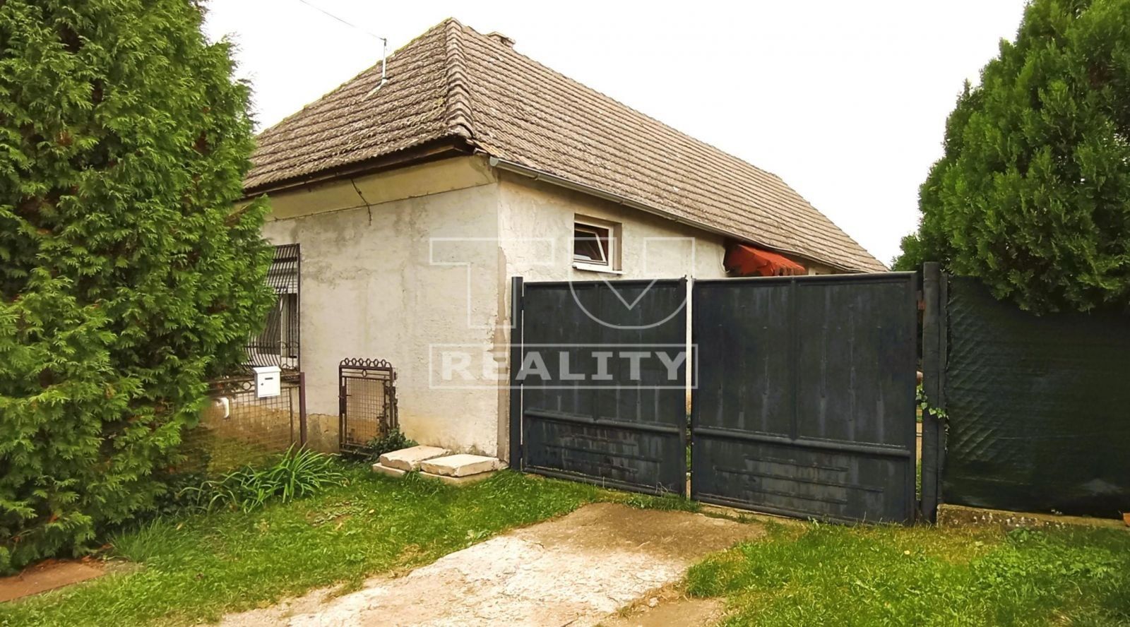 Na predaj starší 3izb. rodinný dom so záhradou v obci Šalgovce  s výmerou 2769 m2.