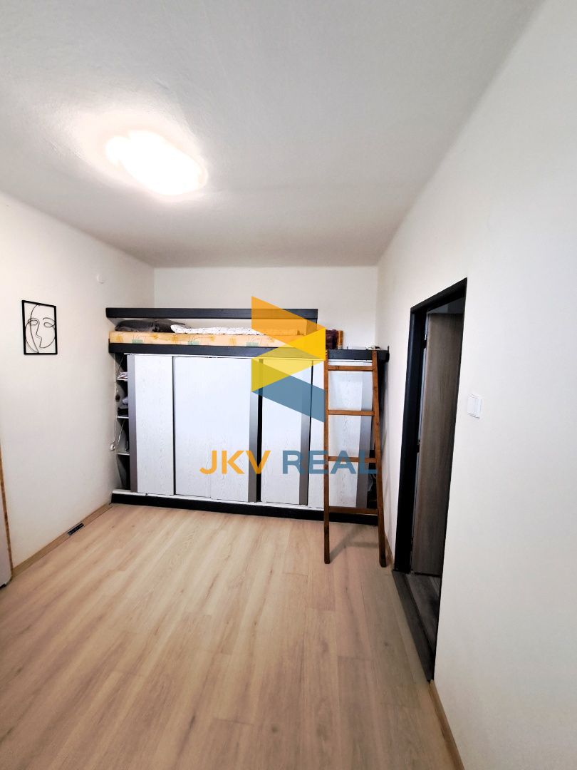 JKV REAL | Ponúkame na predaj 2 izbový byt na Nábrežie A. Hlinku v Hlohovci