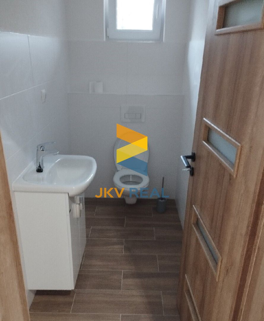 Realitná kancelária JKV REAL so súhlasom majiteľa ponúka na predaj rodinný dom v Bystričanoch.