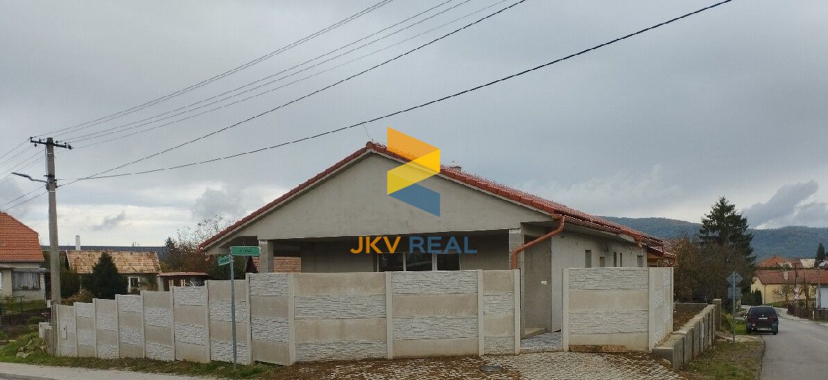 Realitná kancelária JKV REAL so súhlasom majiteľa ponúka na predaj rodinný dom v Bystričanoch.