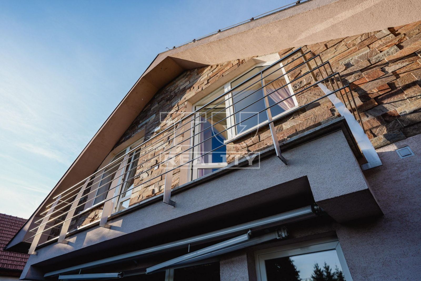 TUreality ponúka exkluzívne na predaj moderný nádherný rodinný dom 6 km od Trnavy