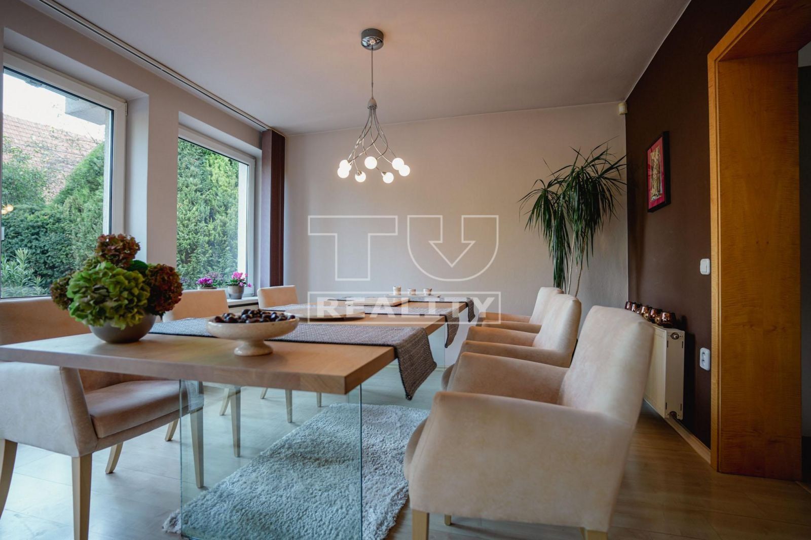 TUreality ponúka exkluzívne na predaj moderný nádherný rodinný dom 6 km od Trnavy