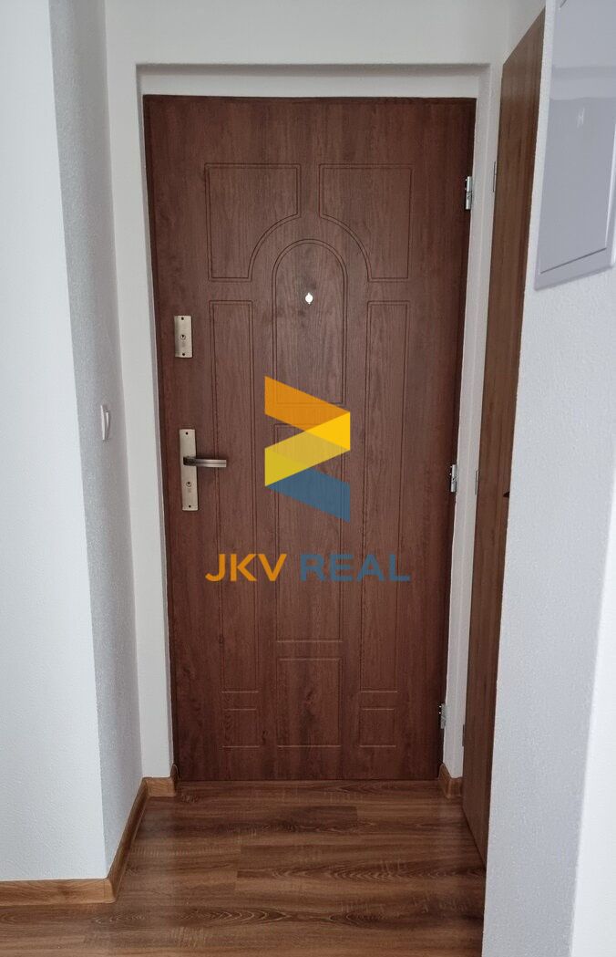 Realitná kancelária JKV REAL so súhlasom majiteľa ponúka na prenájom 2 izbový byt na sídlisku Píly v Prievidzi.