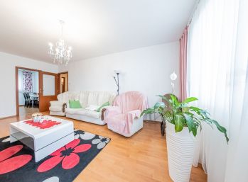 Predaj 3 izb. bytu so špajzou v centre mesta, 67 m2 + 4,49m2 loggiou, veľkou murovanou pivnicou 17 m2 v OV, Šamorín