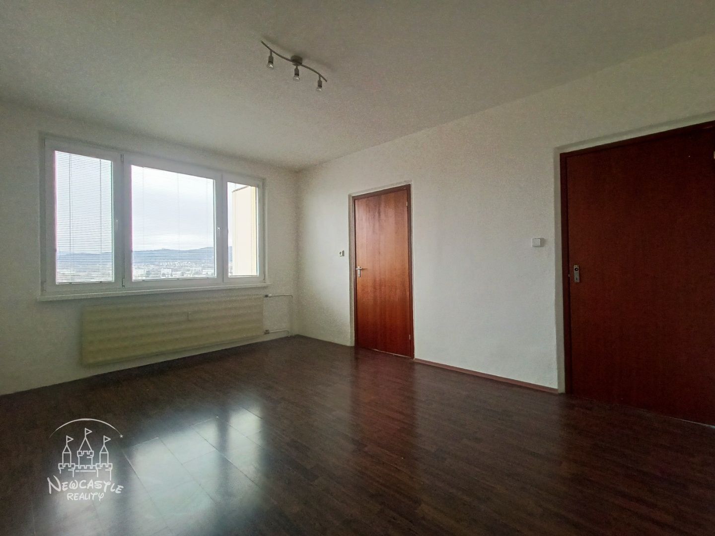 NEWCASTLE⏐NA PREDAJ 2 izbový byt (56m2) v centre Prievidze