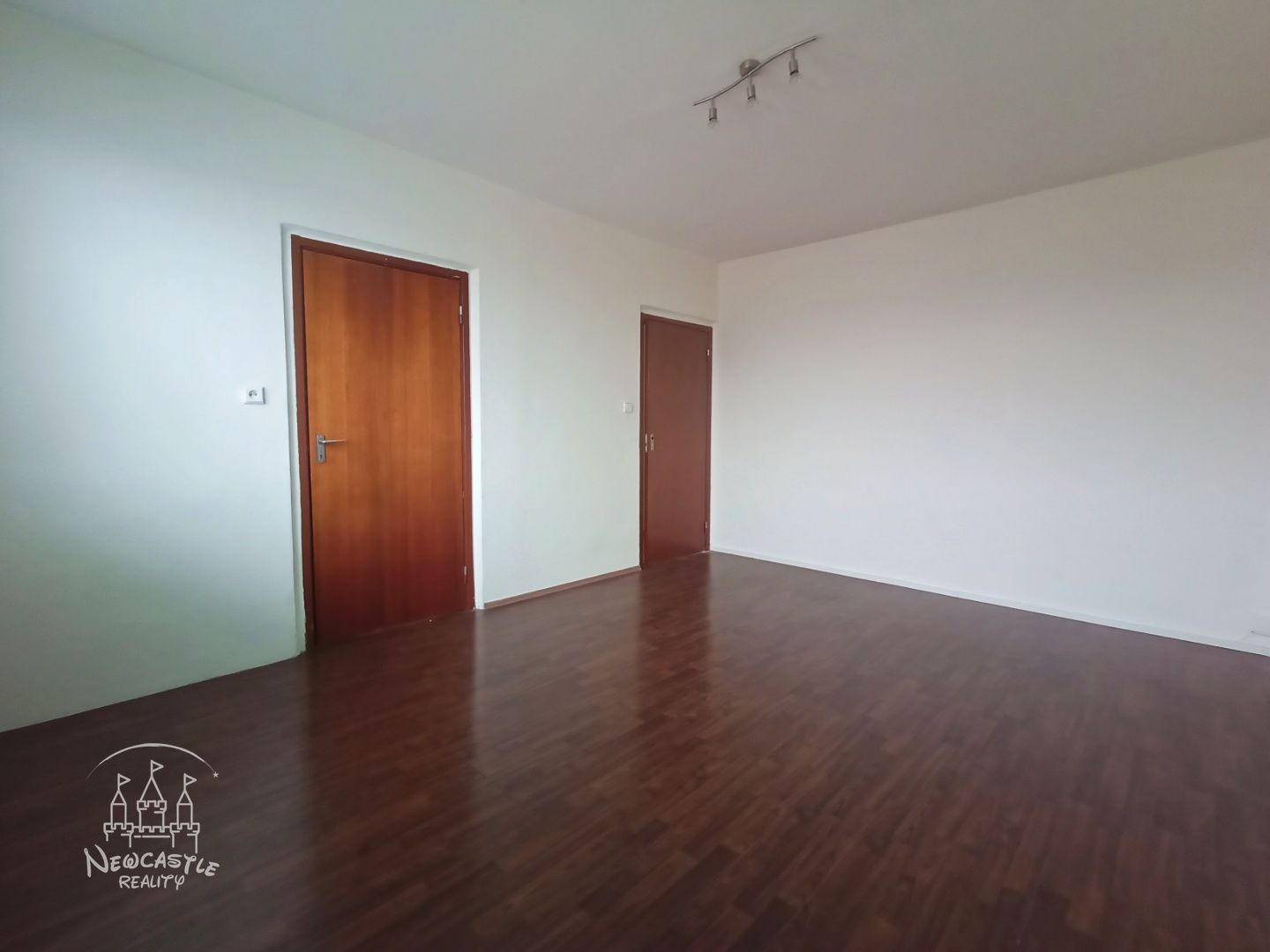 NEWCASTLE⏐NA PREDAJ 2 izbový byt (56m2) v centre Prievidze