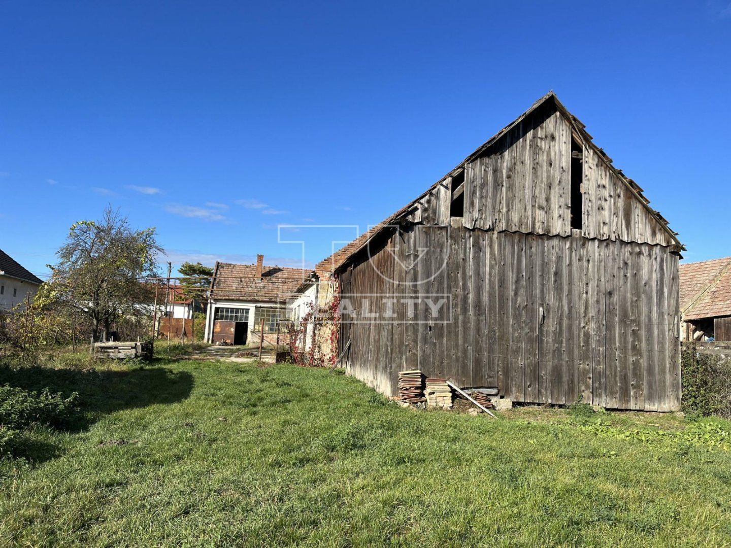 Na predaj rodinný dom so stodolou v pôvodnom stave na takmer hektárovom pozemku vo Veľkom Grobe, 9683 m2