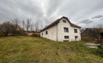 Predaj- rodinný dom (ÚP 175 m2, pozemok 980 m2) v pôvodom stave s pekným výhľadom v intraviláne malebnej obce Tŕnie, 13 km od mesta Zvolen