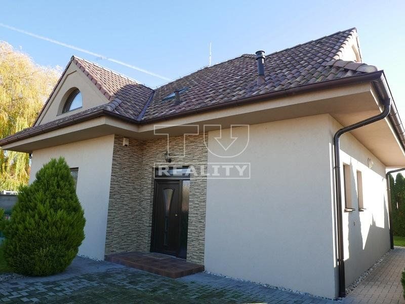 Malebný rodinný dom s úžitkovou plochou 142 m2 na 3,3 árovom pozemku pri okresnom meste Senec - Boldog.