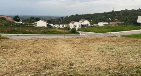 STAVEBNÝ POZEMOK V DEVÍNE JE NA PREDAJ-833m2