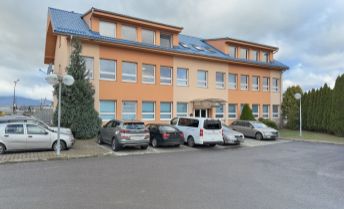 Ponúkame na prenájom kanceláriu o rozlohe 28 m2 s parkovaním, Nadjazdová, Prievidza