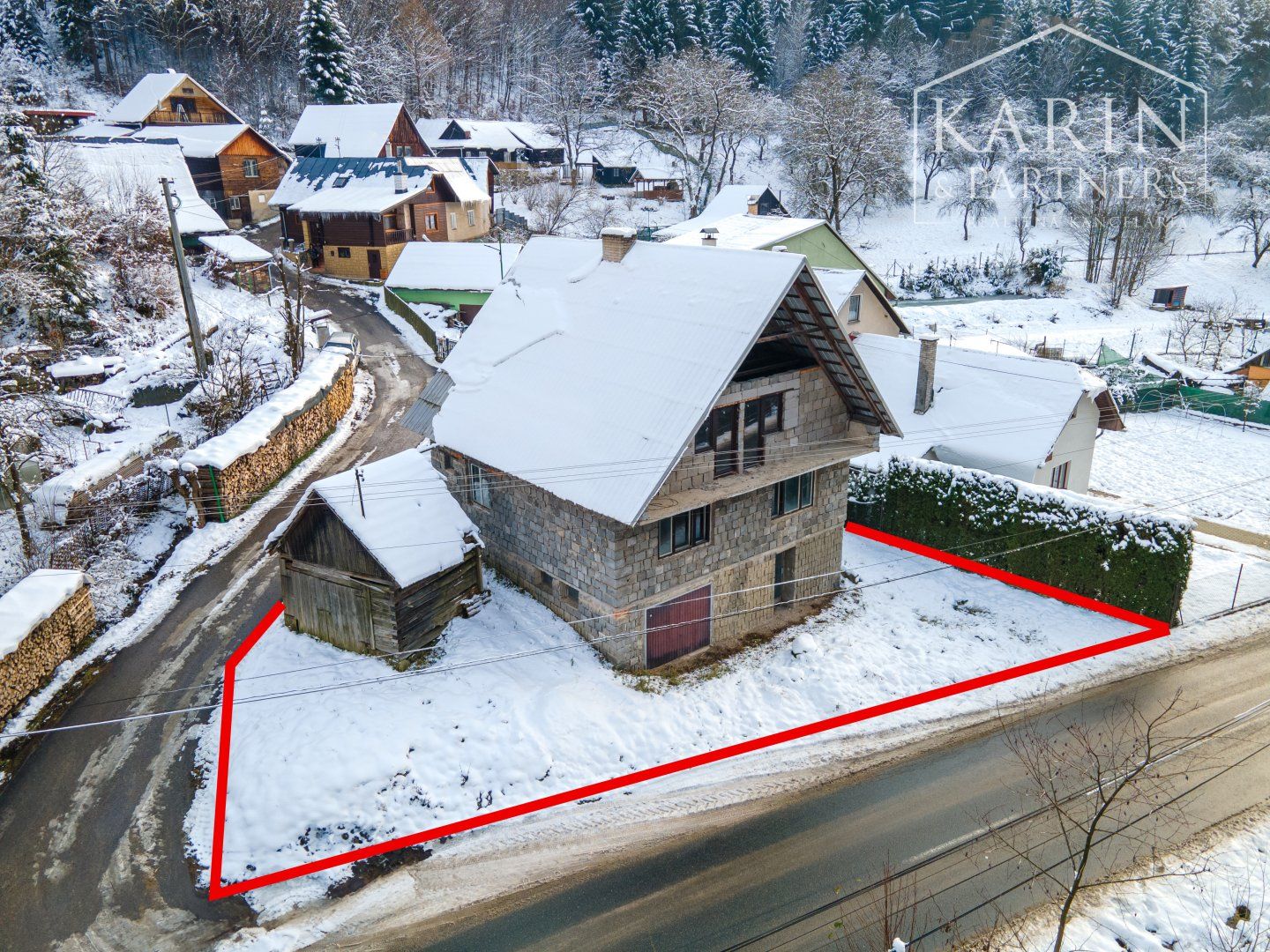 Pozemok s rozostavanou stavbou na hlavnom ťahu do lyžiarskeho strediska Čertov - Lazy pod Makytou