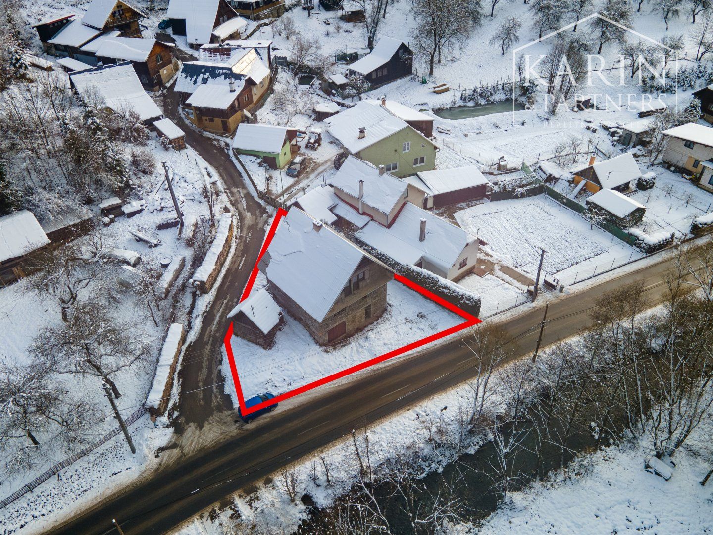 Pozemok s rozostavanou stavbou na hlavnom ťahu do lyžiarskeho strediska Čertov - Lazy pod Makytou