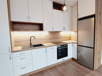 NA PRENÁJOM - NEZARIADENÝ 2 IZB. BYT S BALKÓNOM, GALVANIHO DVORY