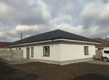 3 izbový bungalov na predaj v obci Hviezdoslavov pri Bratislave.