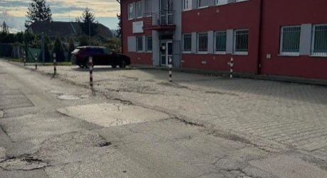 PREDAJ HALY A ADMINISTRATÍVNEJ BUDOVY- PRE SKLAD A VÝROBU VRÁTANE PRIESTRANNÉHO PARKOVISKA