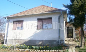 Exkluzívne : Tehlový 3 izbový rodinný dom v obci Dulovce na predaj !
