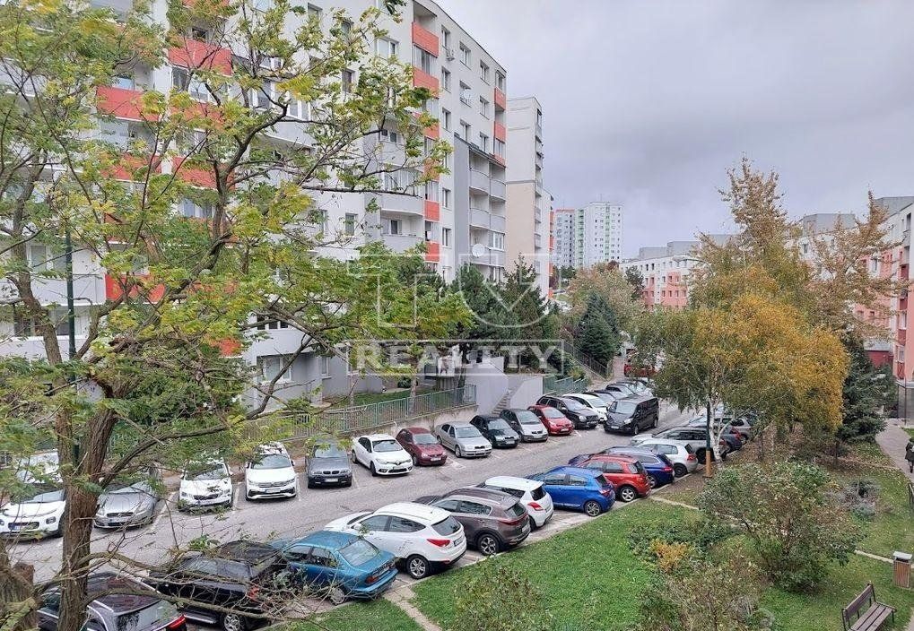 TUreality ponúka 3i byt v Karlovej Vsi, Hlaváčikova ul., 63m2.
