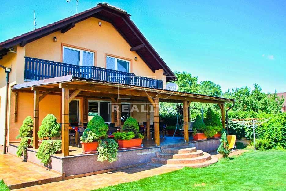 10-izbový rodinný dom – penzión s terasou a 4 balkónmi blízko termálneho kúpaliska, Podhájska, 877m2
