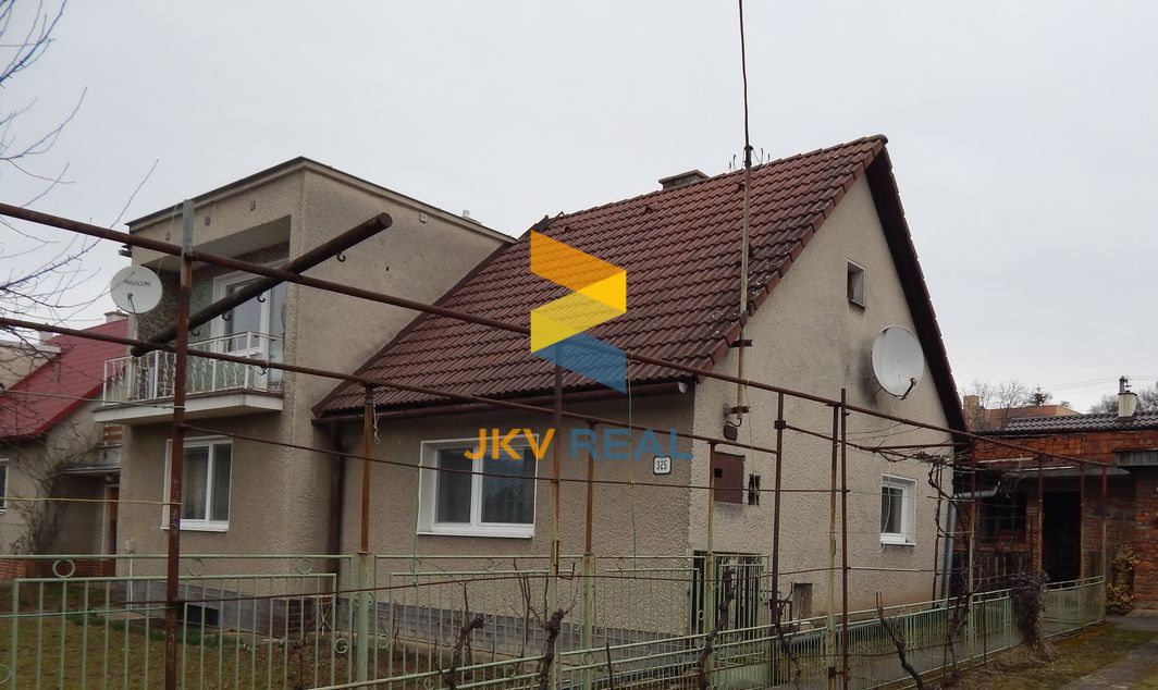 Realitná kancelária JKV REAL so súhlasom majiteľa ponúka na predaj rodinný dom v Pravenci, časť kolónia.