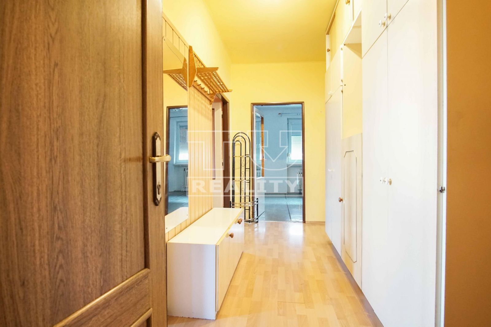 4-izbový byt v tehlovej štvorbytovke s loggiou, garážou a záhradou vo vyhľadávanej lokalite, Nové Zámky