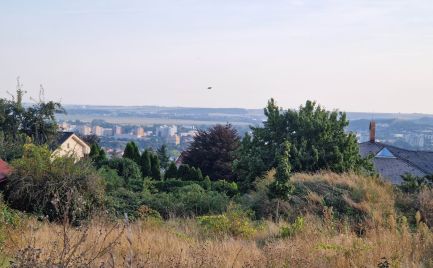 Exkluzívne na predaj pozemok s krásnym výhľadom na mesto, stavebné povolenie, lokalita Zobor - Nitra