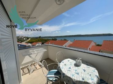 Zariadený apartmán s výhľadom na more len 150m od mora v Chorvátsku - Ražanac - Rtini