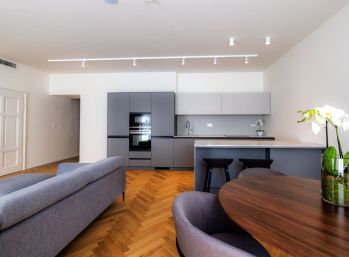 Luxusný veľkometrážny 2 izbový byt na prenájom v lukratívnej časti Bratislavy na Laurinskej ulici.