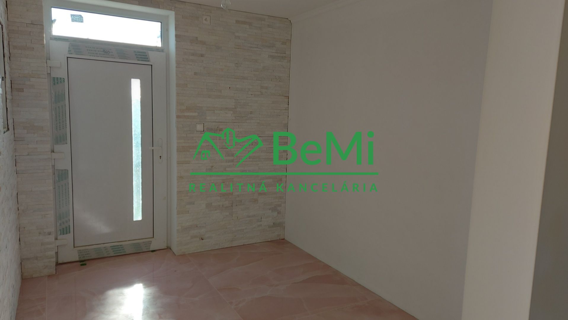Predaj moderný 4 izbový dom-novostavba Nitra-Lužianky, pozemok 935m2,3D(163-12-ERF3)