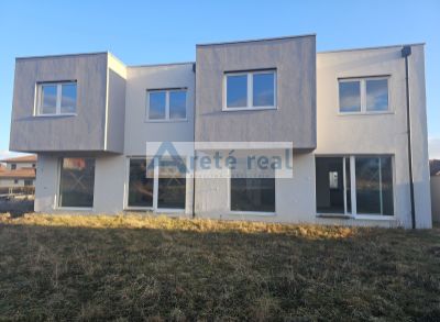 Areté real - Predaj výborne dispozične riešenej novostavby rodinného domu v krásnej  lokalite obklopenej prírodou v Pezinku, ul. Topoľová