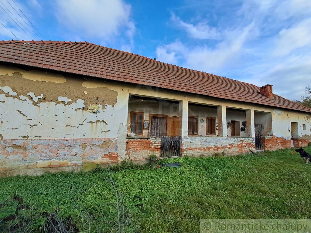 Vidiecky dom v kľudnej časti obce Choča s krásnym 22a pozemkom na predaj.