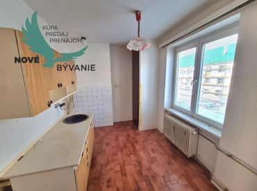 S potenciálom - 2-izbový byt s balkónom v lokalite Valaská - ideálna príležitosť na bývanie v pokojnom prostredí