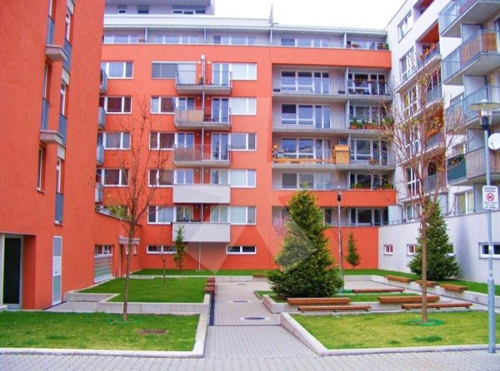 PRENAJATÉ - NA KRIŽOVATKÁCH - Trnávka, 3-i byt, 103 m2 - zariadený byt v NOVOSTAVBE, s TERASOU a BALKÓNOM, 4.p./5, vrátane GARÁŽOVÉHO STÁTIA