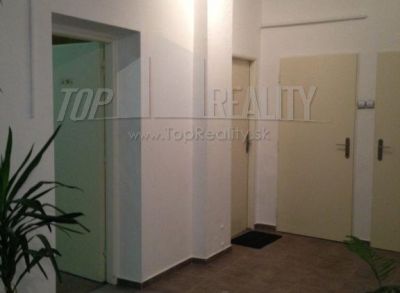 ARETÉ REAL- PRENÁJOM 11 m2 ADMINISTRATÍVNEHO PRIESTORU V CENTRE PEZINKA, RADNIČNÉ NÁMESTIE