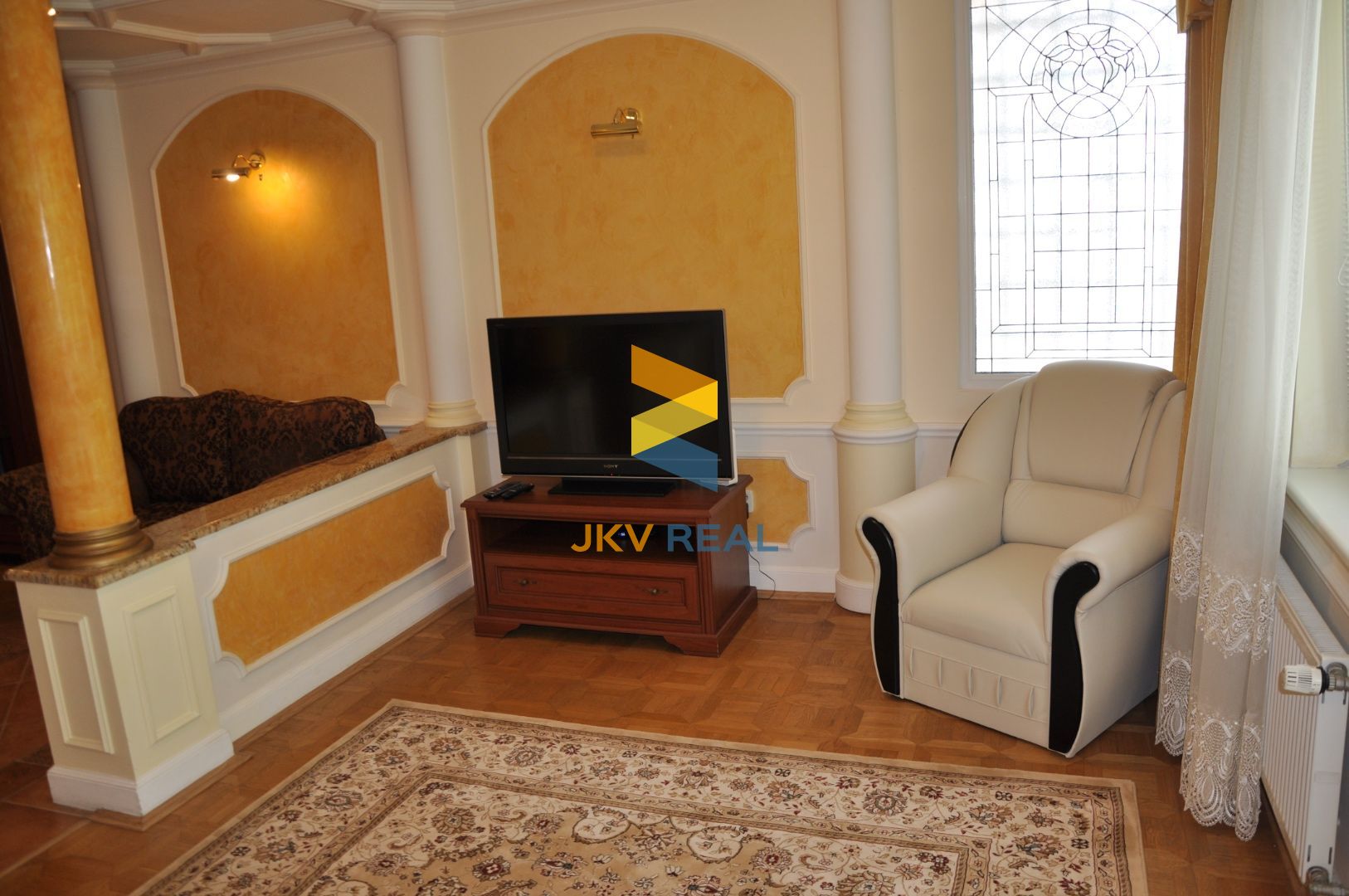 Luxusný klimatizovaný 4-izbový byt na ulici Zámocká pod hradom + v prípade záujmu aj garážové státia