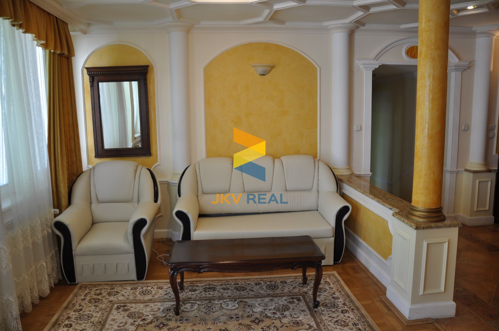 Luxusný klimatizovaný 4-izbový byt na ulici Zámocká pod hradom + v prípade záujmu aj garážové státia