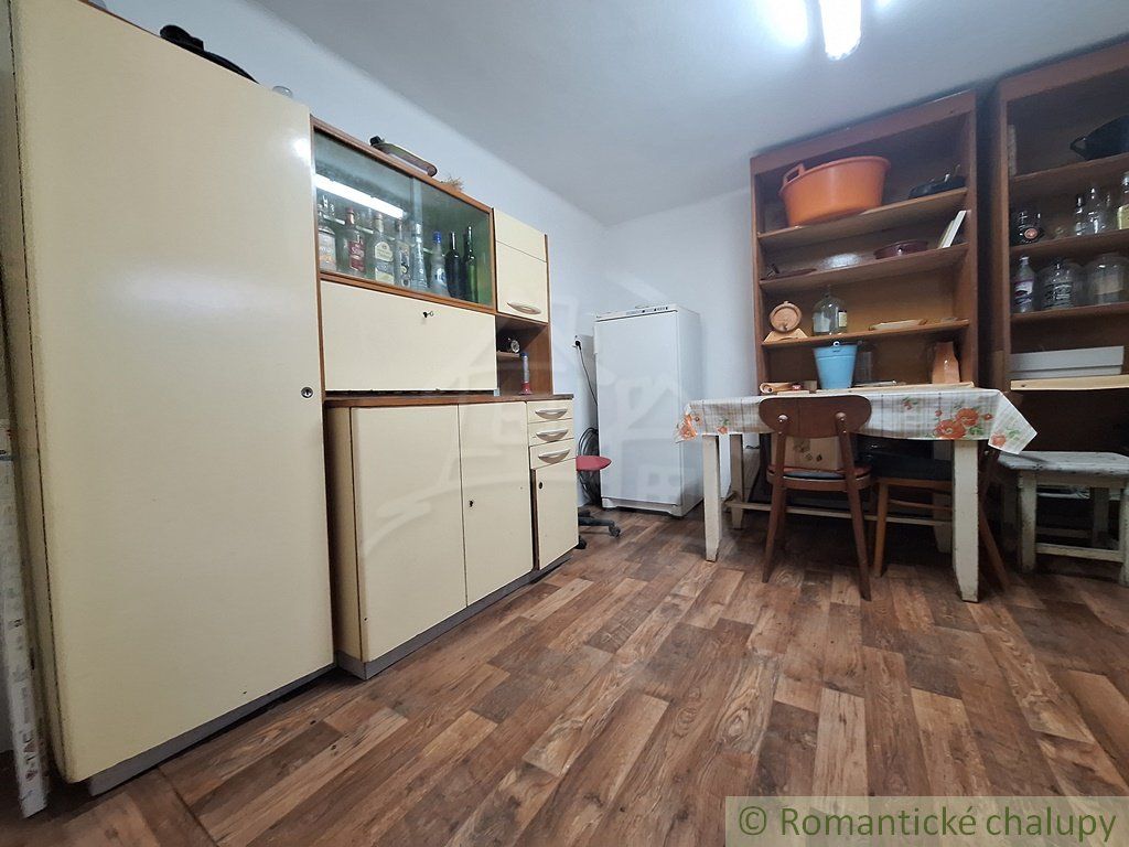 Poschodový dom s letnou kuchynkou v kľudnej časti podunajskej obce Moča