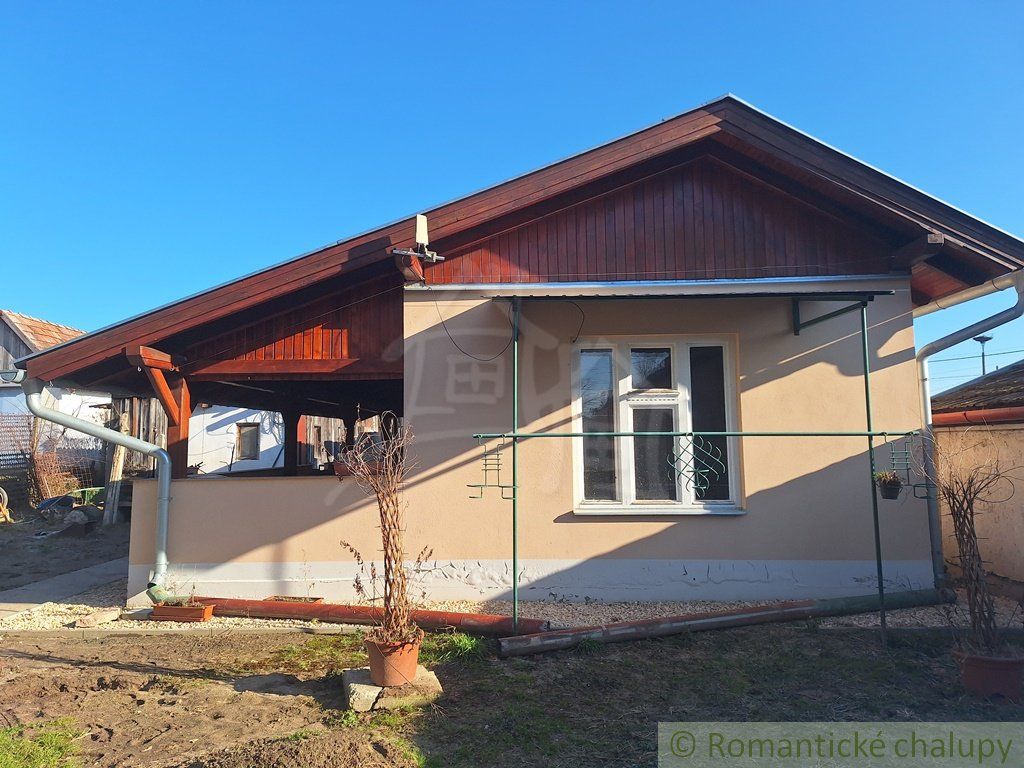 Poschodový dom s letnou kuchynkou v kľudnej časti podunajskej obce Moča